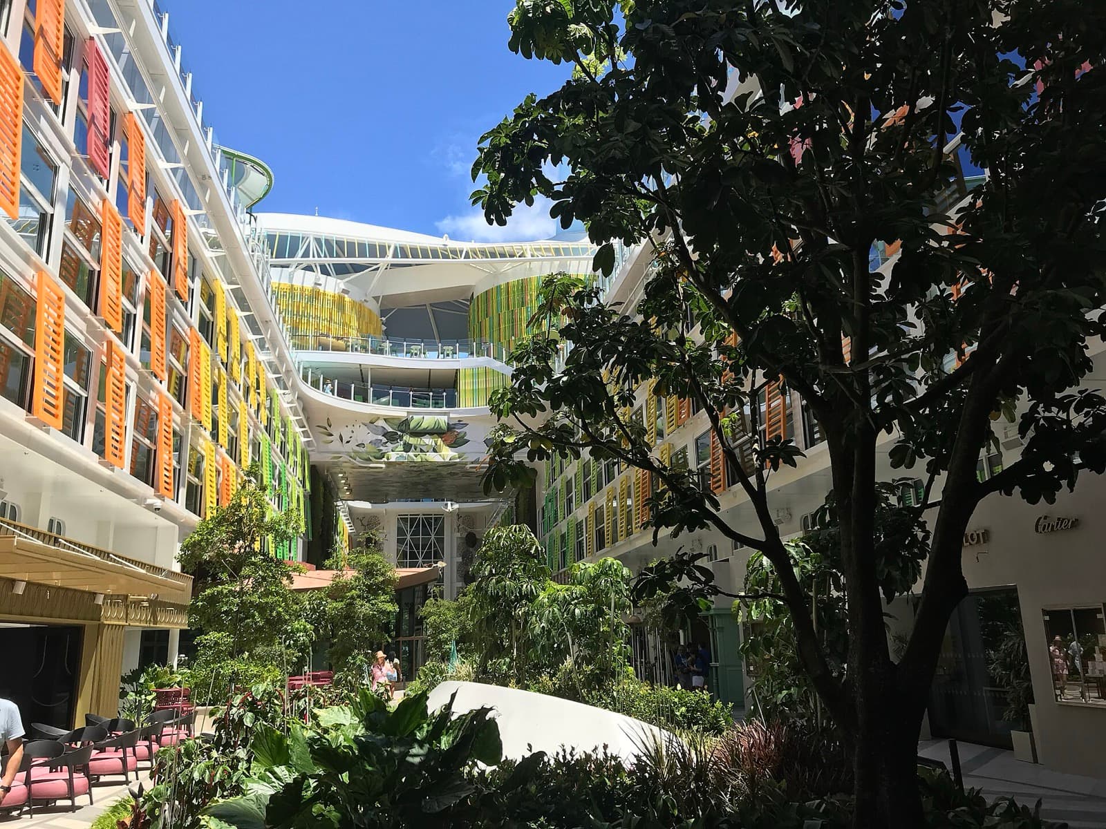 Central Park del barco, un pasaje al aire libre lleno de plantas reales