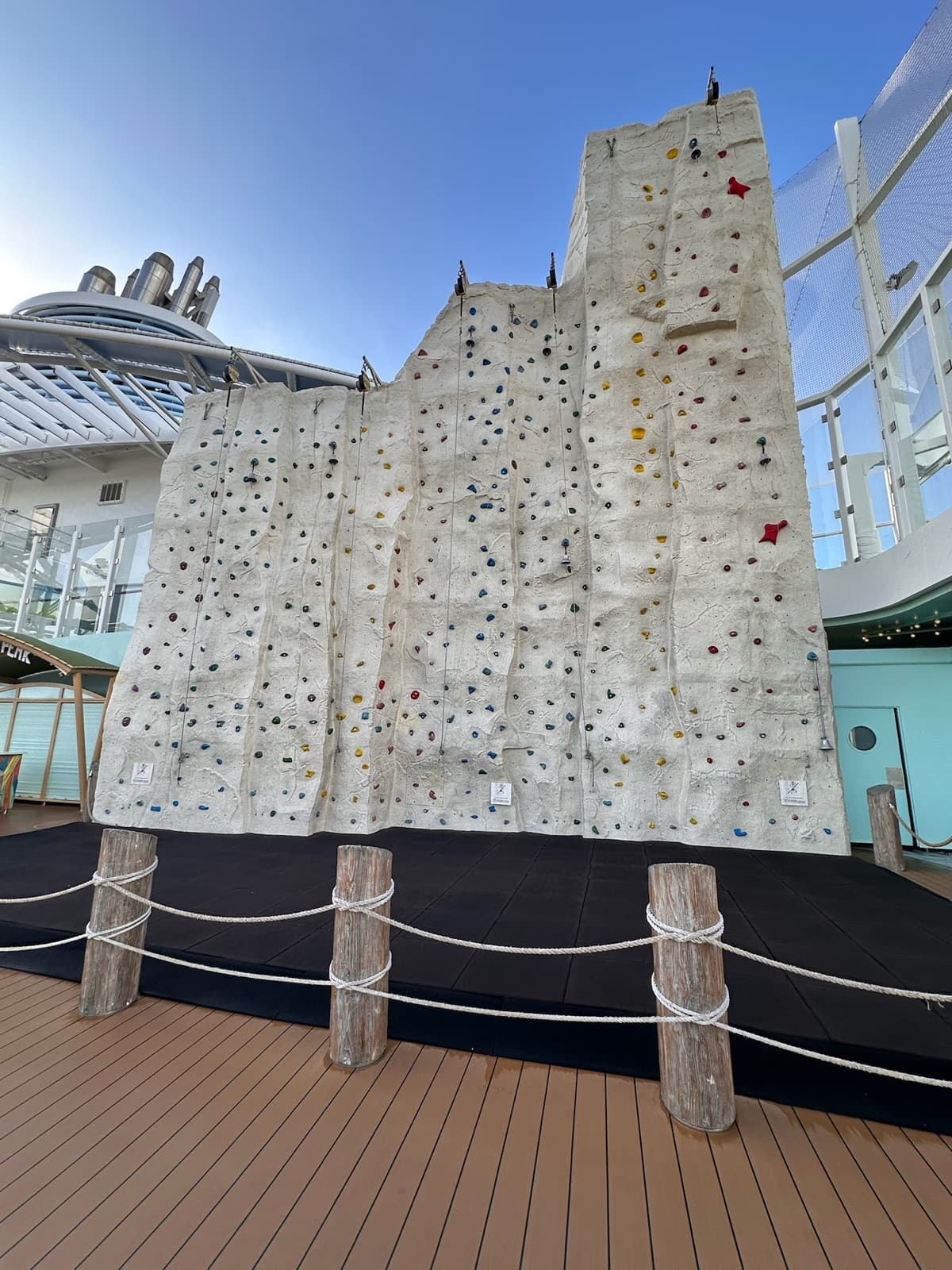 Muro de escalada del barco visto desde abajo